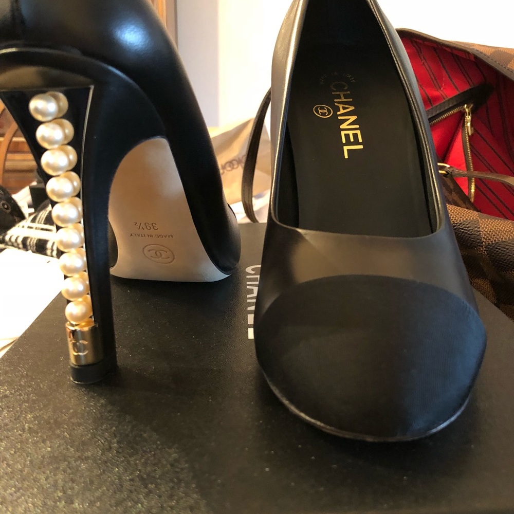 Chanel pumps with pearls. Size 39.5.